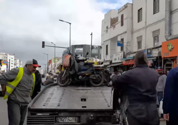 في ليلة العيد.. الأمن يستعين بالديبناج لحجز دراجات مركونة بشكل عشوائي بشارع محمد السادس
